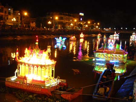 Thả đèn nước đêm trăng rằm