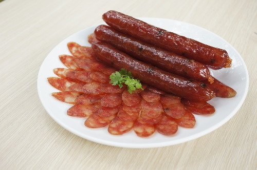 Lạp xưởng sấy bằng máy